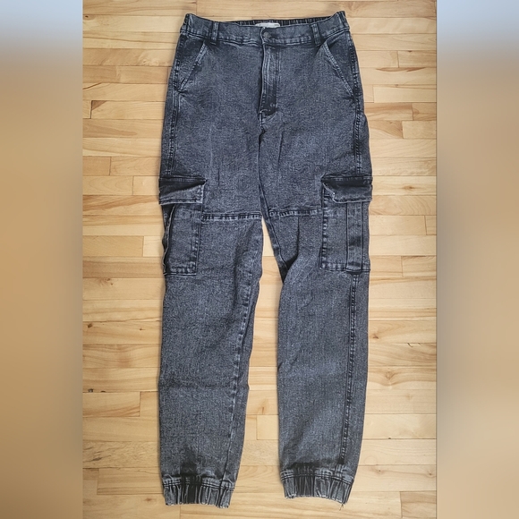 A pair of joggers by Ardene - Picture 3 of 9